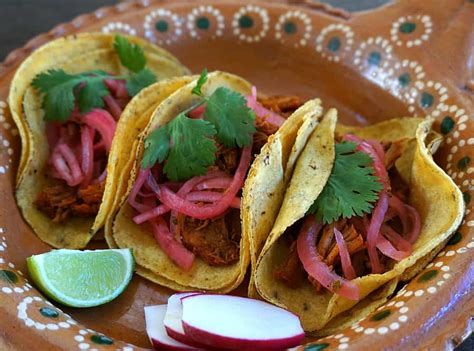  Cochinita Pibil 令人垂涎的慢燉豬肉，香氣四溢且肉質融化！